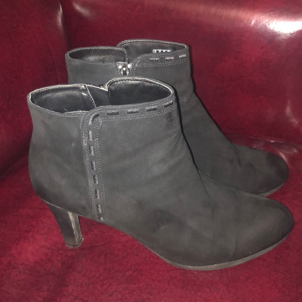 Only worn twice. I am more of a wedge girl.